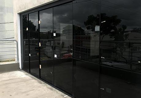 PORTA E FECHAMENTO EM VIDRO